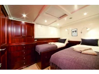 Holland Yacht Partners - inter 3